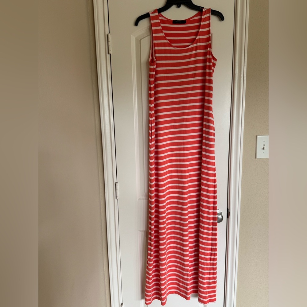 The limited maxi dress with pockets. Very good condition.